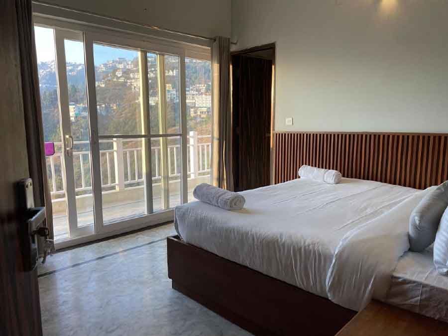 Bedroom with balcony and panoramic mountain views
